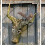 ekorn og treskulptur