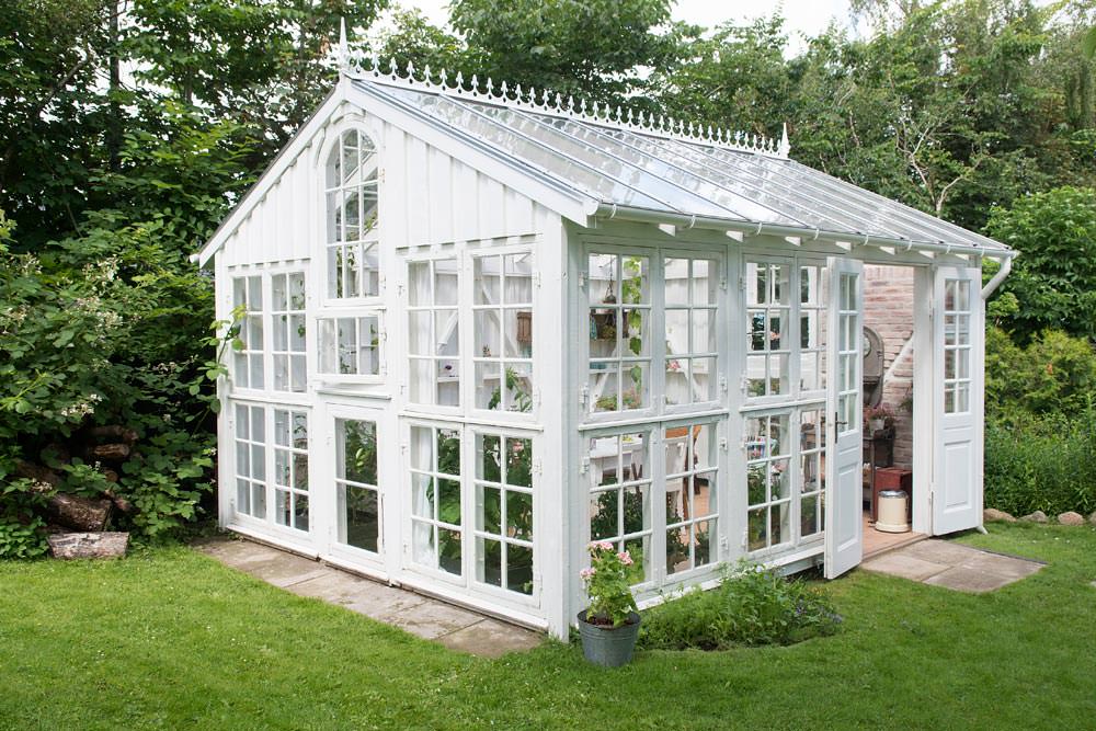 Drivhus bygget av gamle vinduer fra drivhusboken Vis mig dit drivhus av Claus Dalby