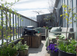 Elekrisk grill på balkong med hagemøbler, pulse fra weber